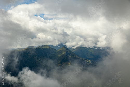 Obraz na płótnie vista panoramica su un ambiente naturale di montagna tra le Alpi nel nord Italia, nella regione Friuli Venezia Giulia, di giorno, in estate, con cielo nuvoloso w salonie