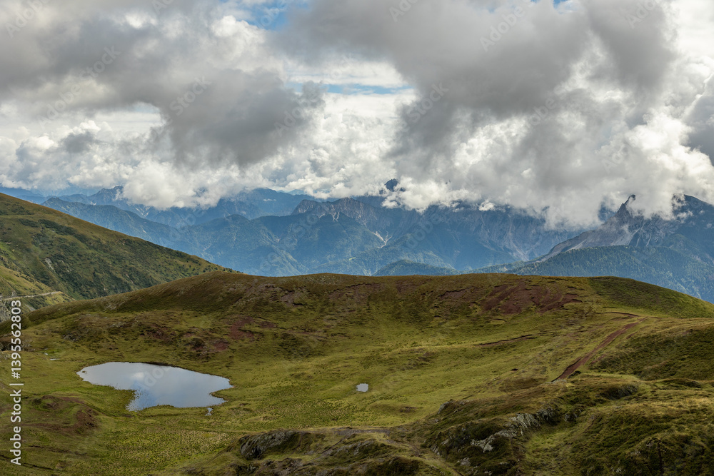 vista panoramica su un ambiente naturale di montagna tra le Alpi nel nord Italia, nella regione Friuli Venezia Giulia, di giorno, in estate, con cielo nuvoloso