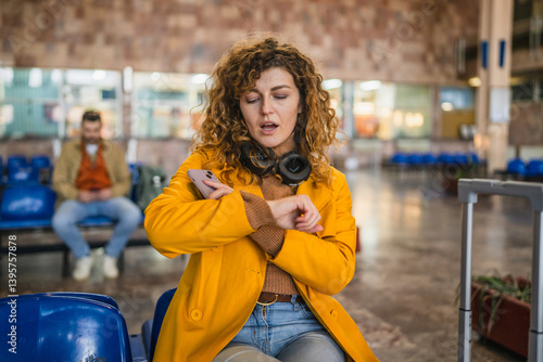 Fotografía bored impatient curly hair woman wait for train on the station