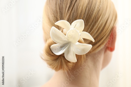 Foto Woman with beautiful hair clip on blurred background, back view