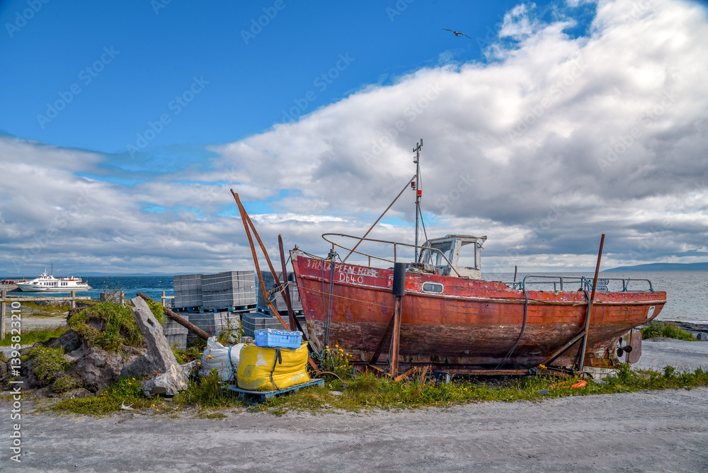Fototapeta premium altes Fischerboot auf der Aran Insel Inis Oirr in Irland