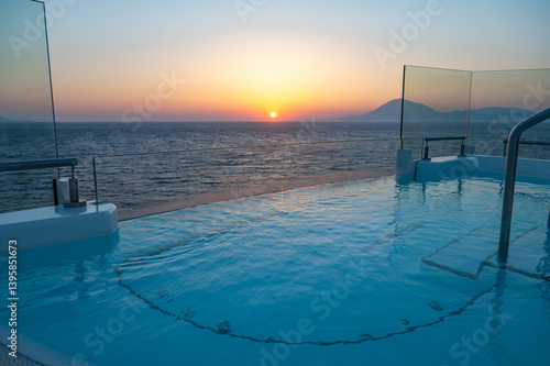 Obraz na płótnie Whirlpool with Sea View at Sunset w salonie