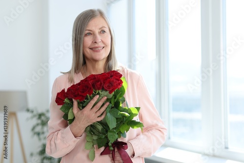 Obraz na płótnie Smiling woman with bouquet of roses at home. Space for text w salonie