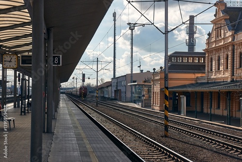 Obraz na płótnie Train station platform of a European town w salonie