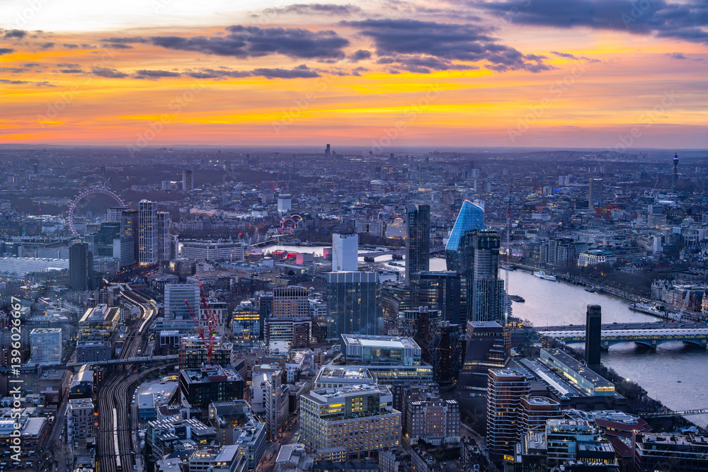 Fototapeta premium Captivating sunset unfolds over London, showcasing the skyline from The Shard. The vibrant colors paint the sky as the city winds down into twilight, offering a breathtaking perspective.