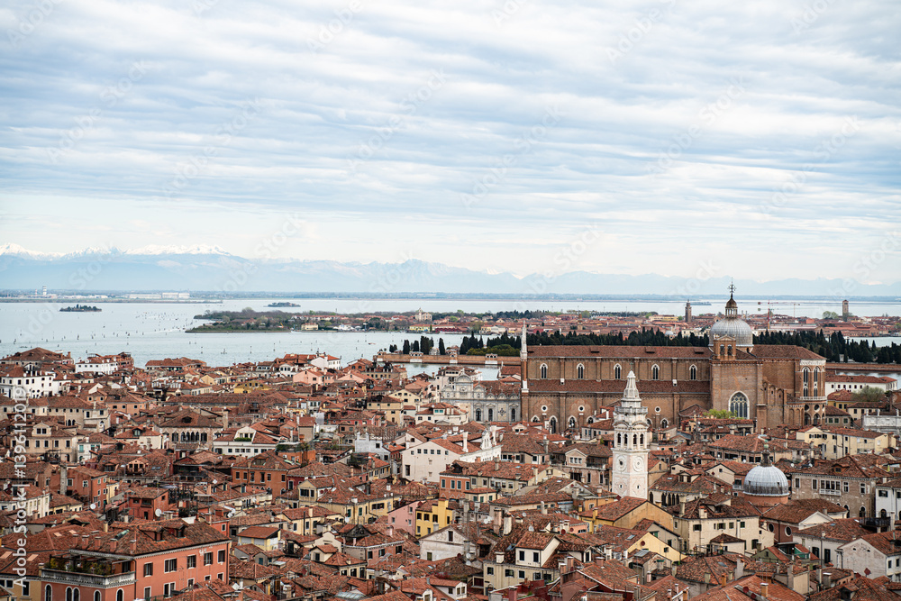 Obraz premium Aerial Panorama of Venice: Rooftops and Lagoon