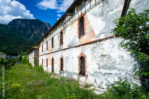 Una caserma abbandonata nel borgo di Cesana Torinese in Val di Susa lungo la Via Francigena