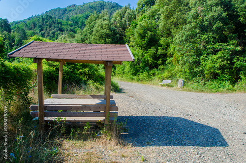 Cuadro en lienzo Un'area sosta con tavolo e panche lungo la Via Francigena dalle parti di Sarzana