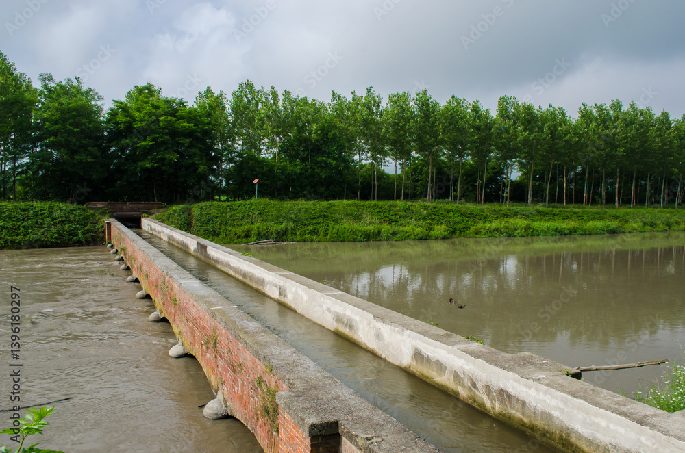 Fototapeta premium l'acqua passa su un ponte attraversando il Canale Cavour