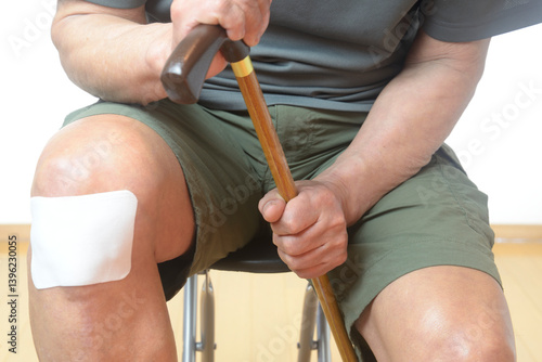 膝痛で苦しむシニアの下半身