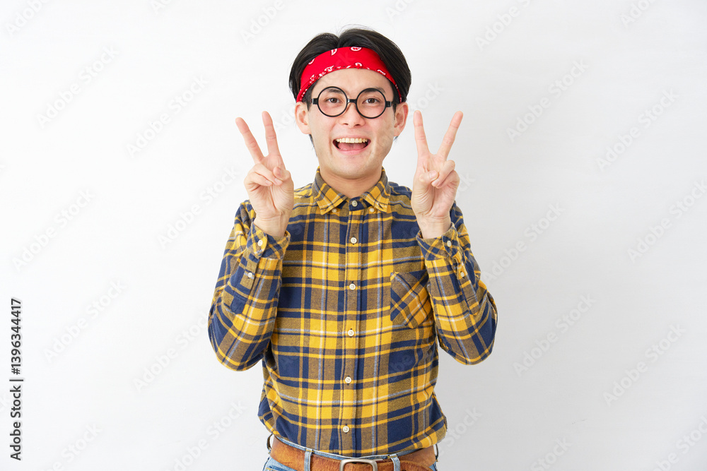 Fototapeta premium アキバ系の男性 ピースサイン 両手 白背景
