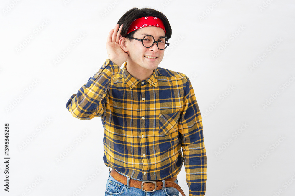 Fototapeta premium アキバ系の男性 耳に手を当てて聴く 白背景