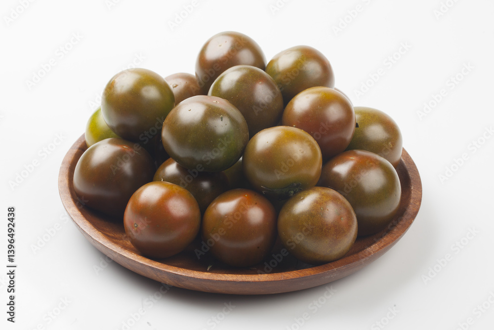 Tomato is an annual plant of the nightshade family. It grows to a height of 1 to 1.5 meters and has opposite, pinnately compound leaves. Tomato is an annual plant of the nightshade family. It grows to a height of 1 to 1.5 meters and has opposite, pinnately compound leaves.