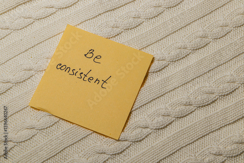 Tableau sur toile Reminder note on a textured surface encourages consistent habits in daily life