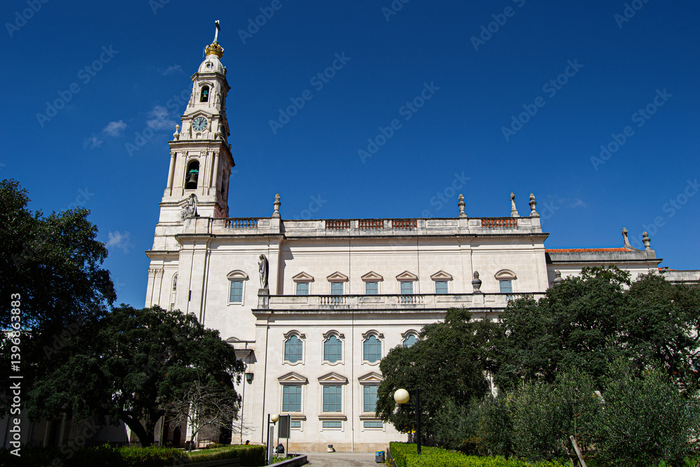 Obraz premium Statue Adorned Basilica of Our Lady of the Rosary of Fatima Exterior in Fatima Portugal Under a Clear Sky