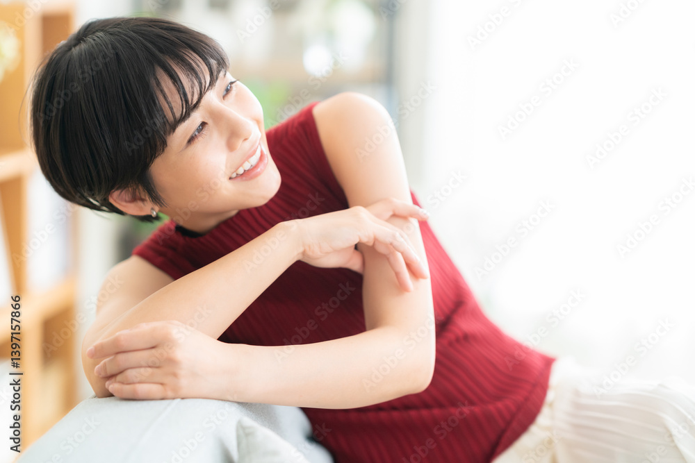 リビングでくつろぐ若い女性 リビングでくつろぐ若い女性