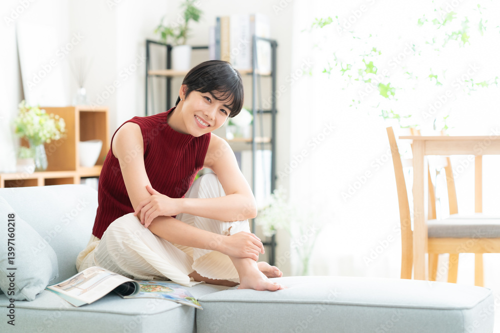 リビングでくつろぐ若い女性