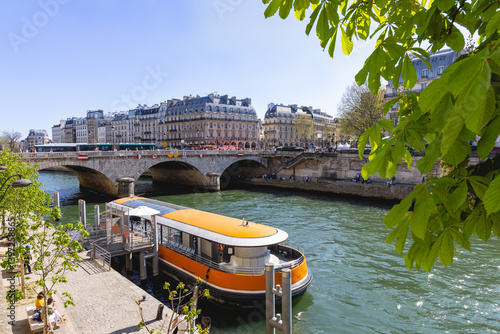 Foto Une péniche sur la seine avec le pont Saint-Michel à Paris, France