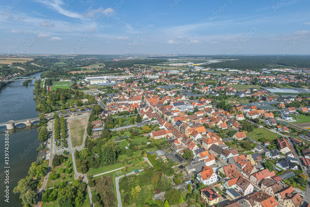 Spätsommerlicher Blick auf Kitzingen am Main in Unterfranken