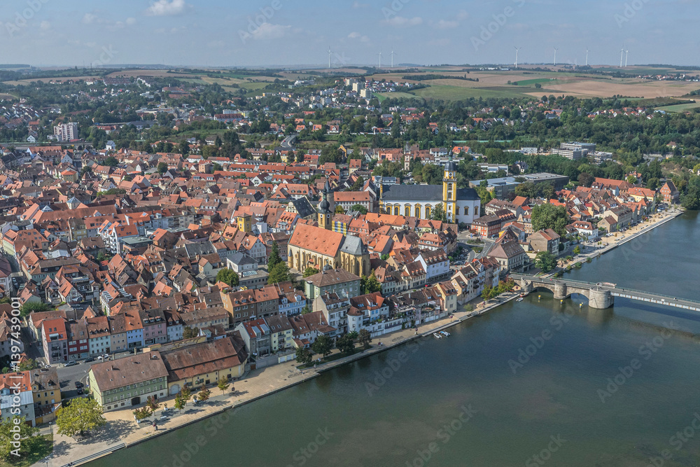 Die unterfränkische Kreisstadt Kitzingen im Main-Dreieck aus der Vogelperspektive