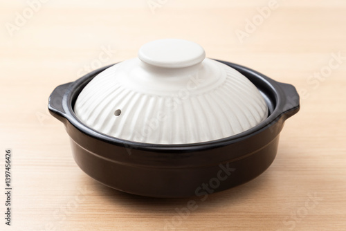 テーブルに置かれた土鍋