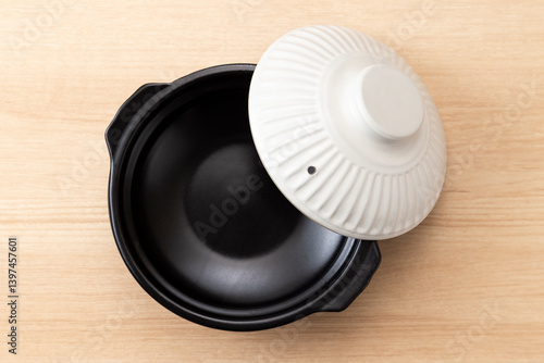 テーブルに置かれた土鍋