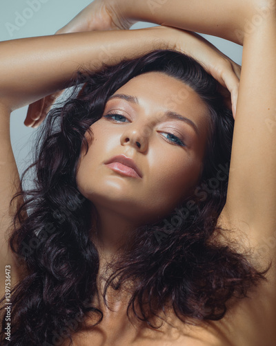 Billede på lærred Close-up glamour shot of a confident brunette woman with flawless skin, blue eyes, and sensual expression