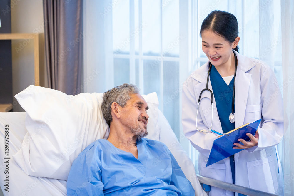 Obraz premium Asian doctor is explaining the x-ray film to senior patient who suffering from lung cancer in the hospital wing for long term smoking disease and care plan surgery program