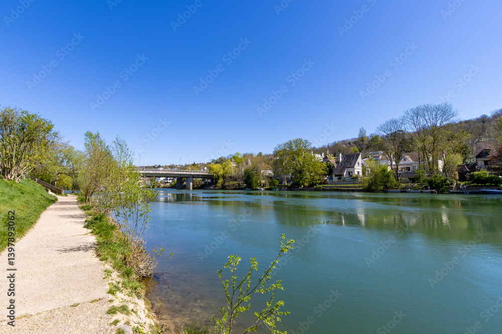Fototapeta premium promenade sur les bords de Marne, chemin de halage - Val de Marne - Chennevières sur Marne