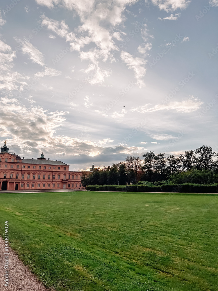 Obraz premium Large building with a green lawn in front of it