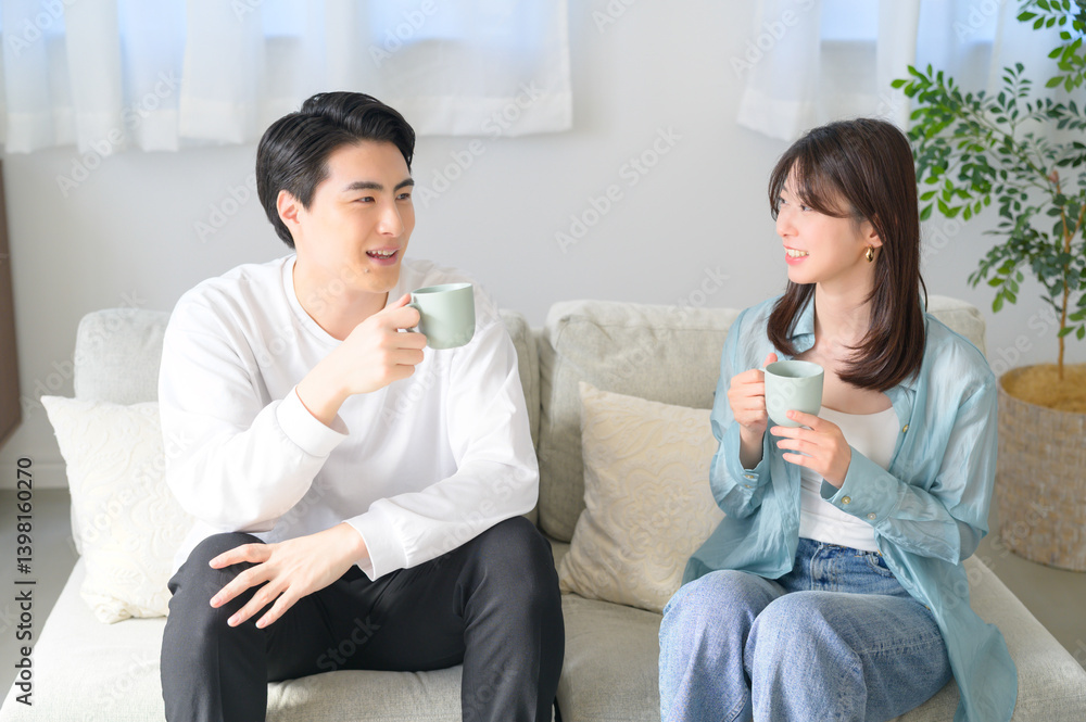 並んで笑顔の日本人男女 並んで笑顔の日本人男女