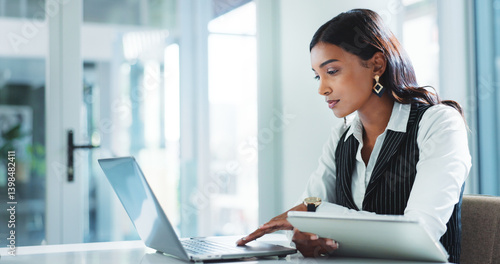 Foto Office, serious and business woman on laptop for insurance, risk management or policy sales on internet