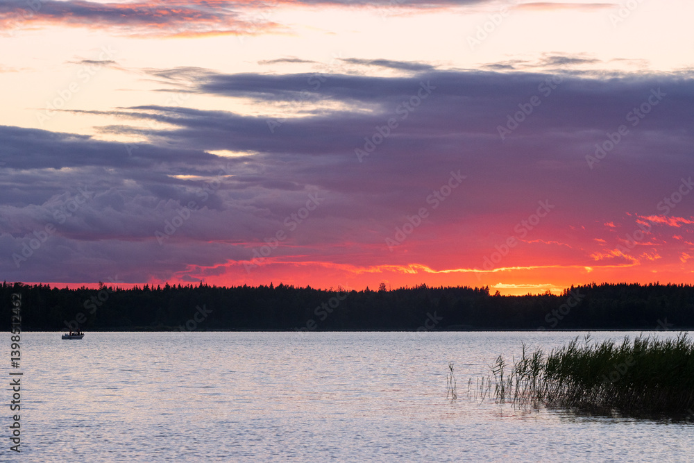 Obraz premium Angelboot am Furen See in Schweden mit fantastischem Abendhimmel.