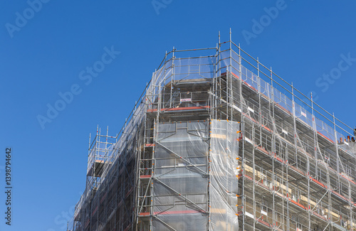 Photography Gros plan sur des échafaudages lors de travaux sur un immeuble à Paris