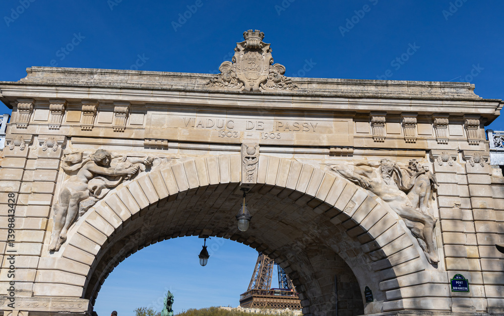 Obraz premium L'arche du viaduc de Passy à Paris.