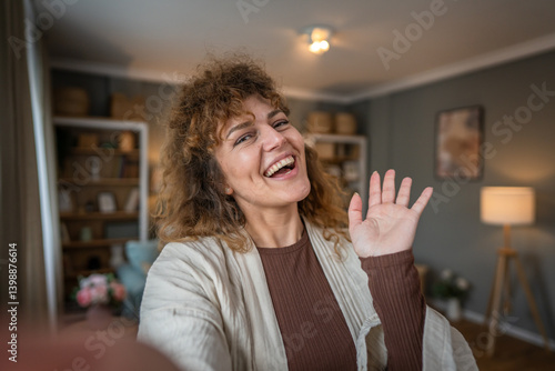 Fotografie Adult caucasian woman self portrait selfie UGC happy smile