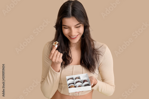 Beautiful young woman eatin...
