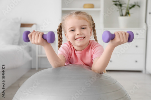 Sporty little girl with dum...