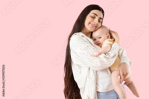 Young mother with her littl...