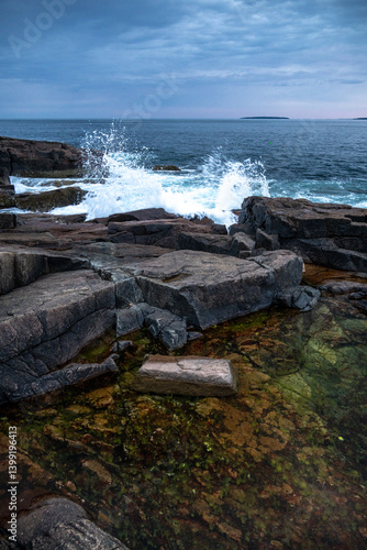 Obraz na płótnie Evening Waves Crash On The Coast Of Acadia w salonie