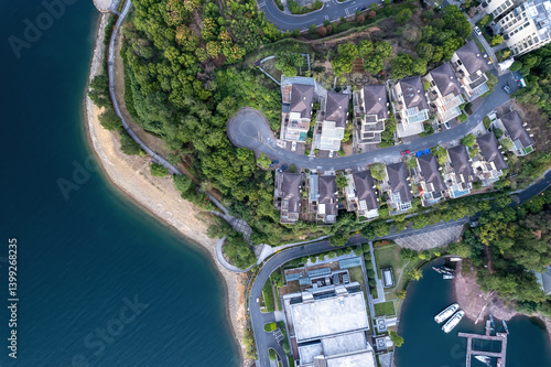 Obraz na płótnie Aerial View of Lakeside Homes Surrounded by Lush Greenery w salonie