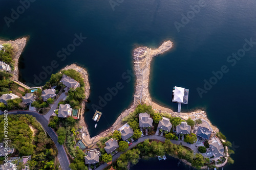 Obraz na płótnie Scenic Aerial View of Luxury Lakefront Homes and Serene Waters w salonie