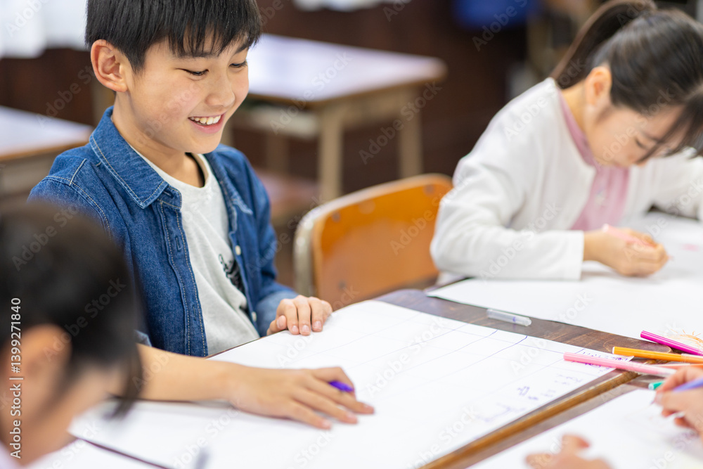絵を描く小学生 絵を描く小学生