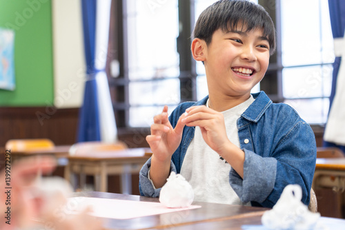 Fotografía 粘土で遊ぶ小学生