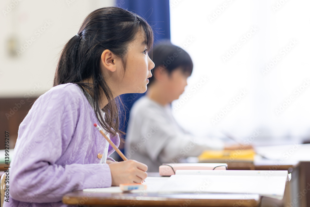 授業を受ける小学生 授業を受ける小学生