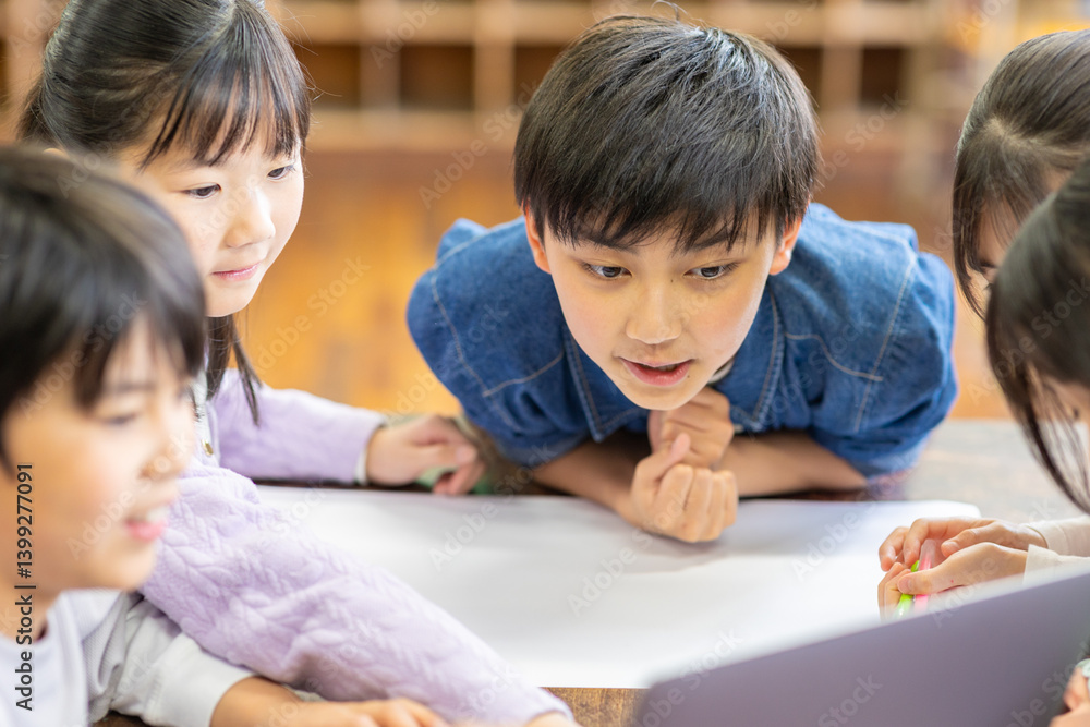 グループワークをする小学生