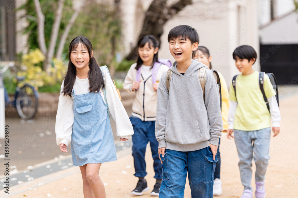 登校する小学生 登校する小学生