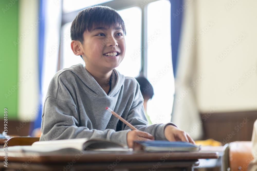 授業を受ける小学生