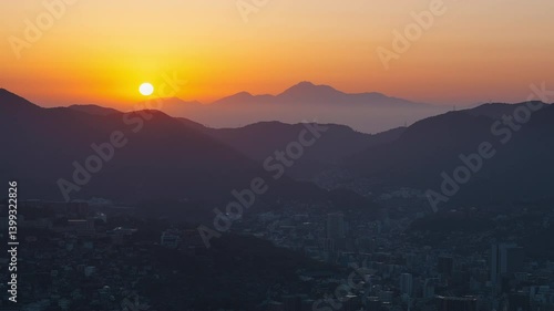稲佐山から望む長崎市街と朝日の風景