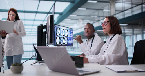 Obraz na płótnie Neurologists At A Diverse Clinic Analyze Brain MRI Scans w salonie